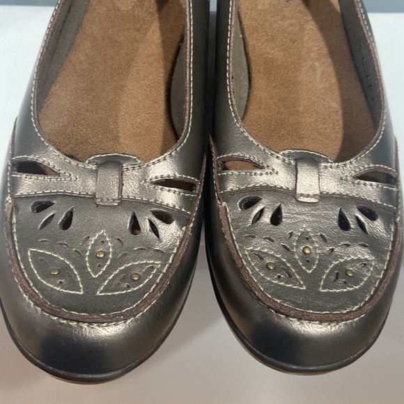 Clarks bendable leather flats slip ons Metallic bronze EUC size 7 - Picture 8 of 13